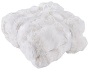 Weiche, weiße Felldecke 150x200cm, zusammengefaltet und mit einer Schleife gebunden, aus der Vogelperspektive.