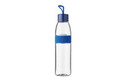 Doorzichtige drinkfles met blauwe dop en handvat, van voren gefotografeerd.