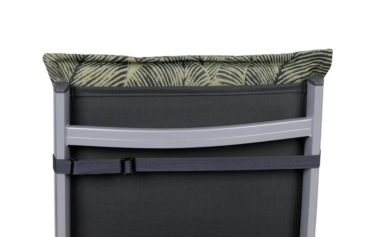 Rückansicht einer Sesselauflage mit grünem Blattmuster auf einem Metallstuhl.