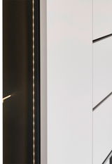 Nahaufnahme eines modernen Sideboards mit weißen Schubladen und integrierter LED-Beleuchtung, seitliche Perspektive.