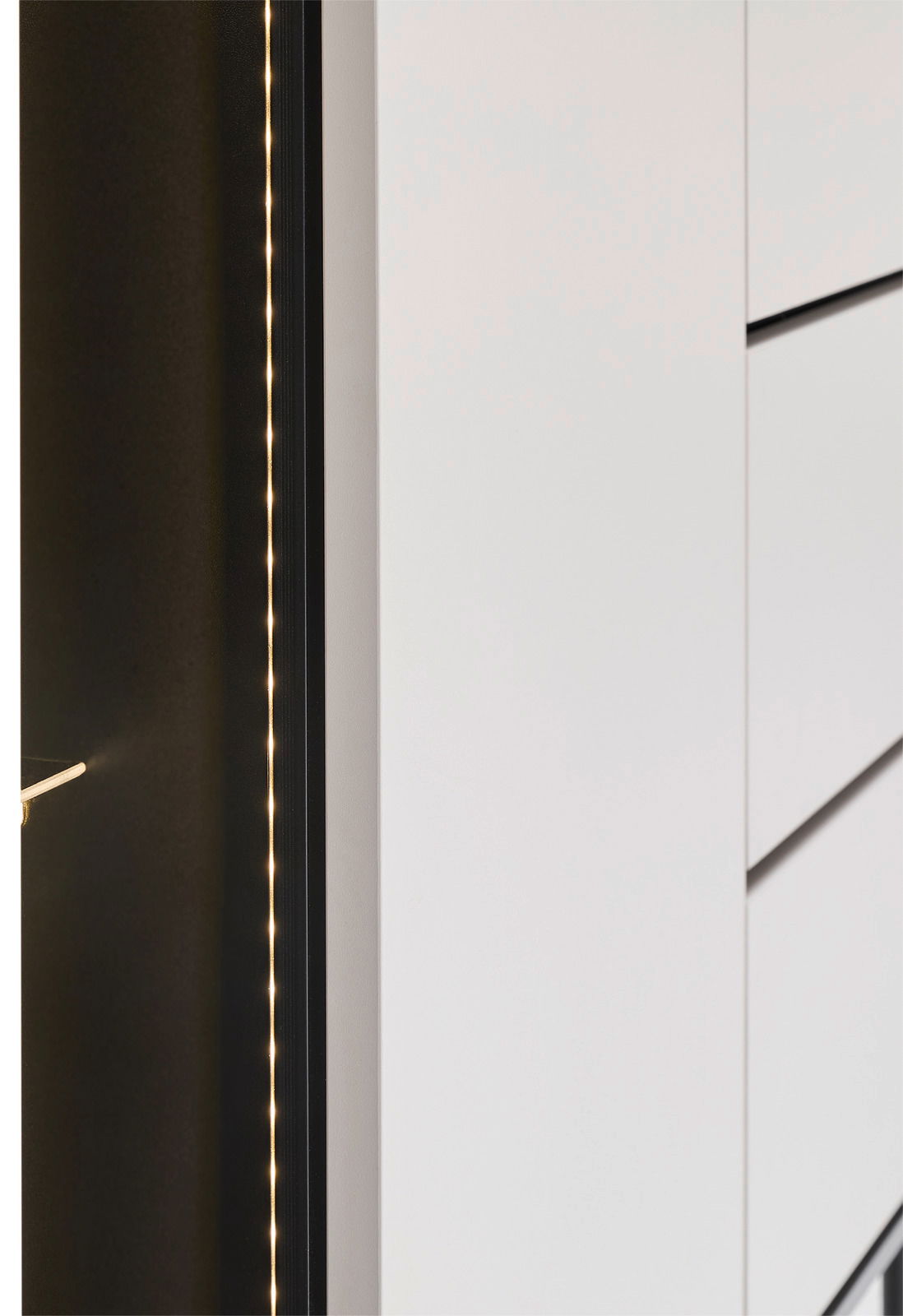 Nahaufnahme eines modernen Sideboards mit weißen Schubladen und integrierter LED-Beleuchtung, seitliche Perspektive.