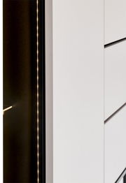 Nahaufnahme eines modernen Sideboards mit weißen Schubladen und integrierter LED-Beleuchtung, seitliche Perspektive.