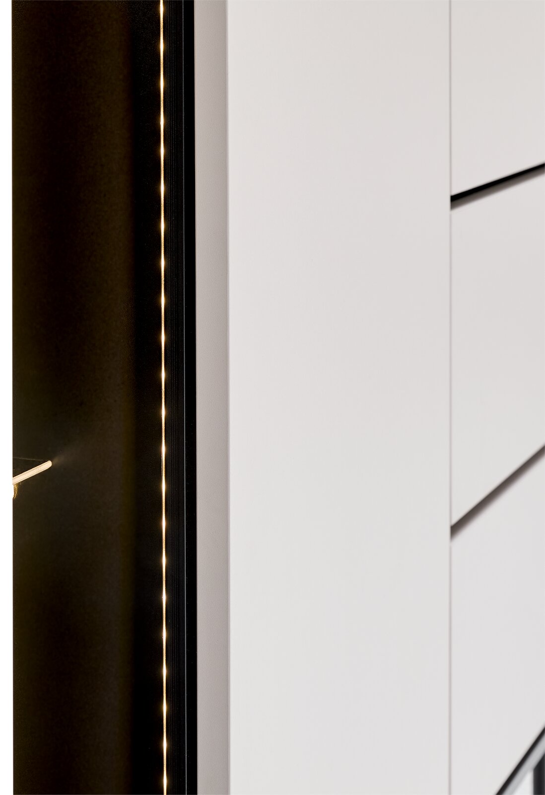 Nahaufnahme eines modernen Sideboards mit weißen Schubladen und integrierter LED-Beleuchtung, seitliche Perspektive.