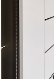 Nahaufnahme eines modernen Sideboards mit weißen Schubladen und integrierter LED-Beleuchtung, seitliche Perspektive.