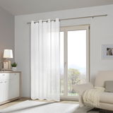 Weißer Ösenschal vor einem großen Fenster, seitliche Perspektive, modernes Wohnzimmerambiente