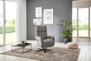 Grijze tv-fauteuil in een moderne woonkamer, zijaanzicht.