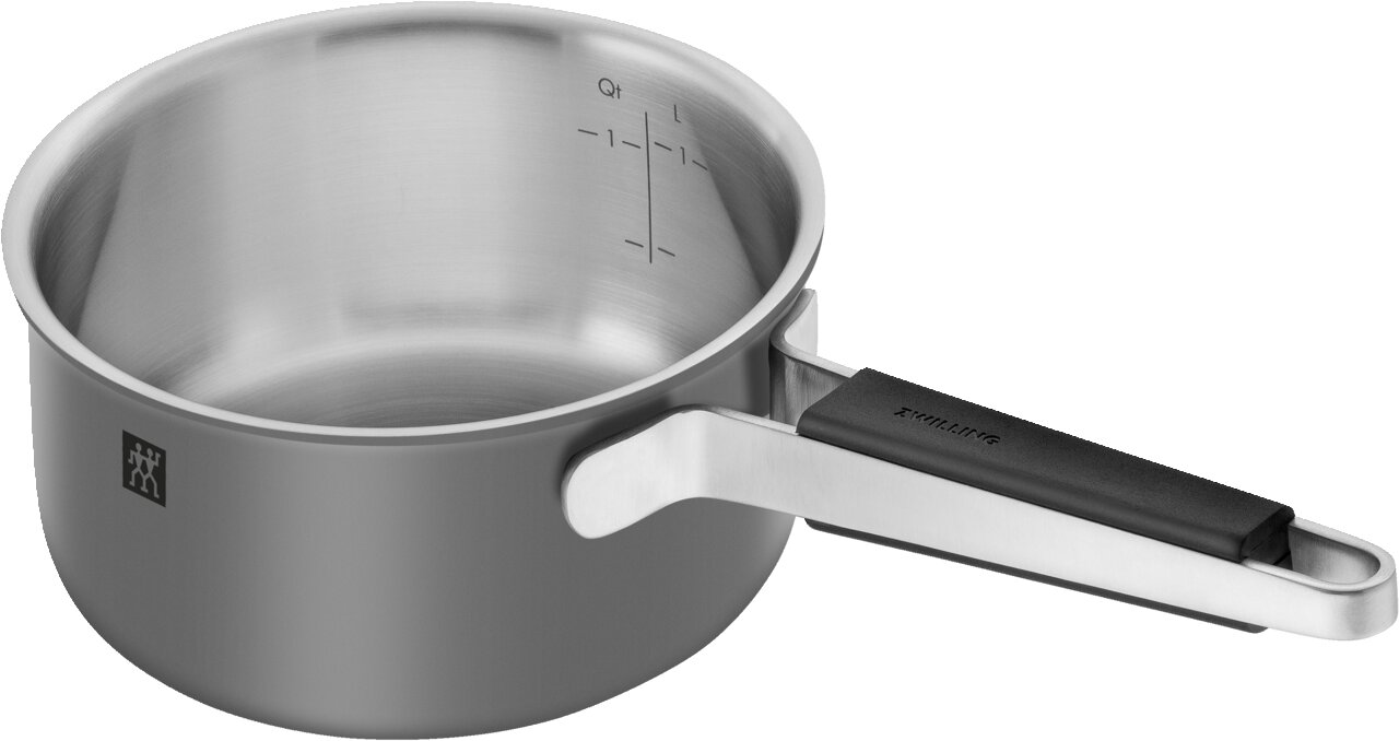 Edelstahl-Stielkasserolle mit Messskala und ergonomischem Griff, seitliche Perspektive