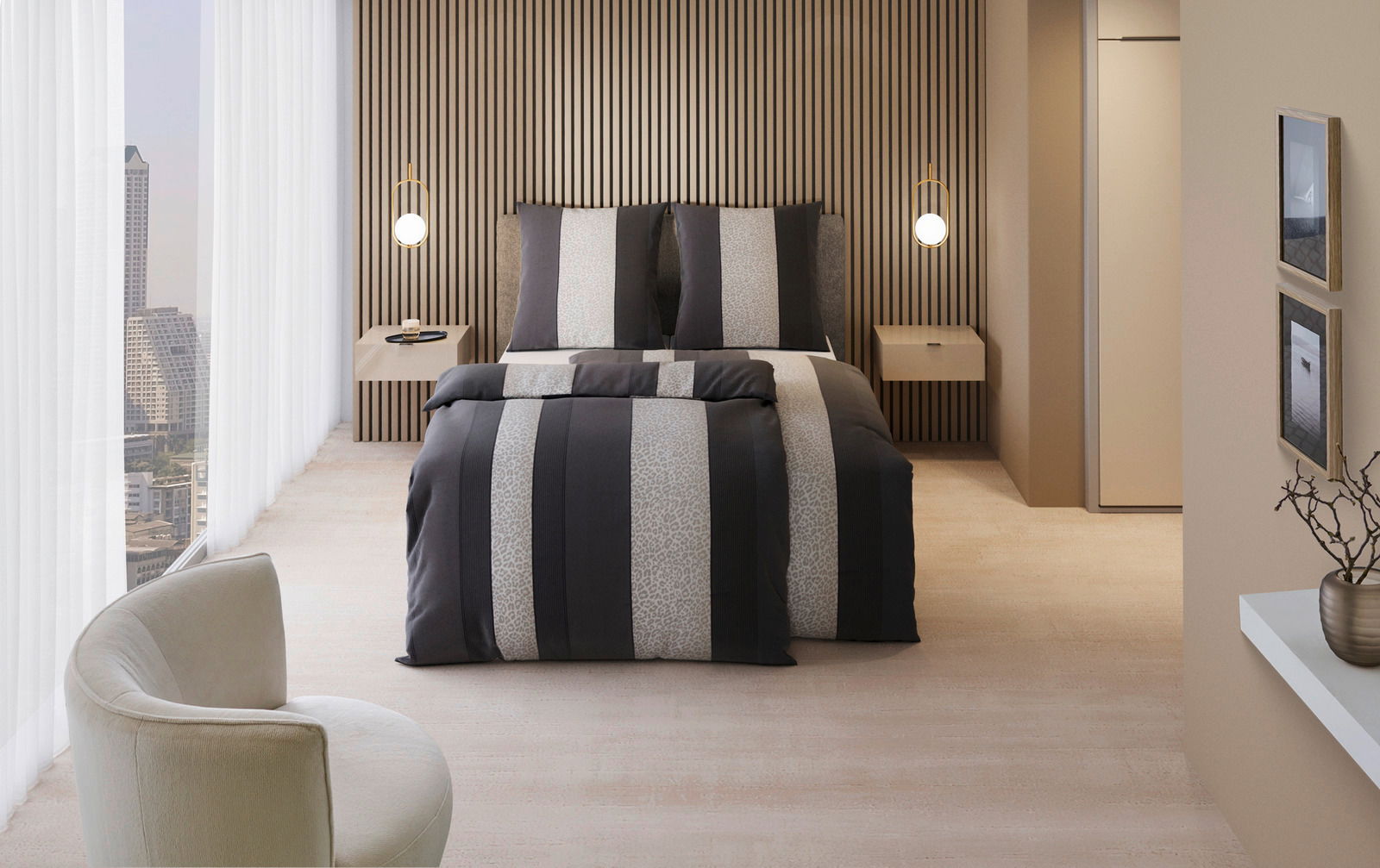 Dieter Knoll Bettwäsche Moderne Bettwäsche in einem stilvollen Schlafzimmer mit Streifenmuster in Grau- und Beigetönen, frontal aufgenommen.