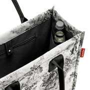 Detailansicht einer offenen Einkaufstasche mit schwarzem Innenfutter, einer Flasche und einem Reißverschlussfach, von oben betrachtet.