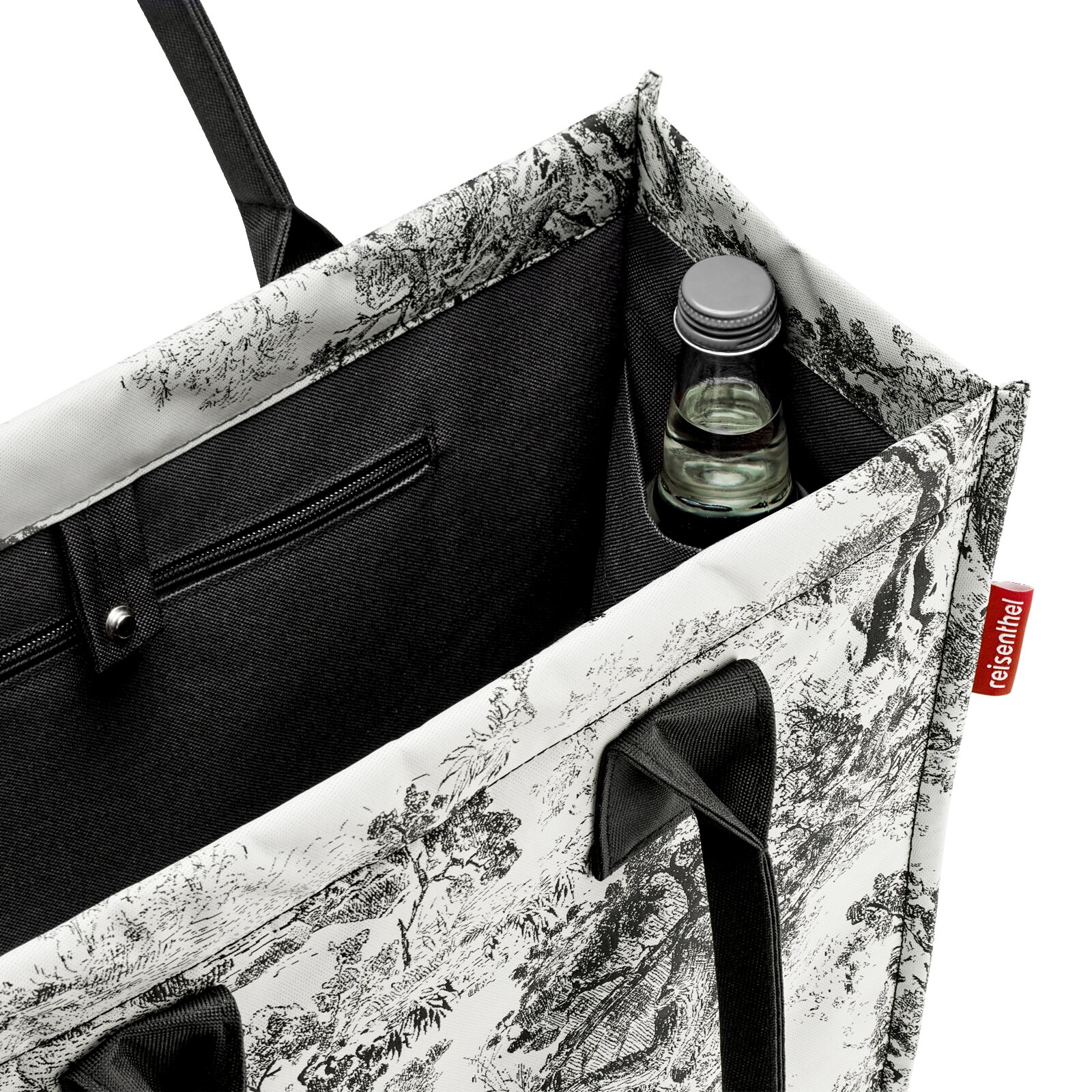 Detailansicht einer offenen Einkaufstasche mit schwarzem Innenfutter, einer Flasche und einem Reißverschlussfach, von oben betrachtet.