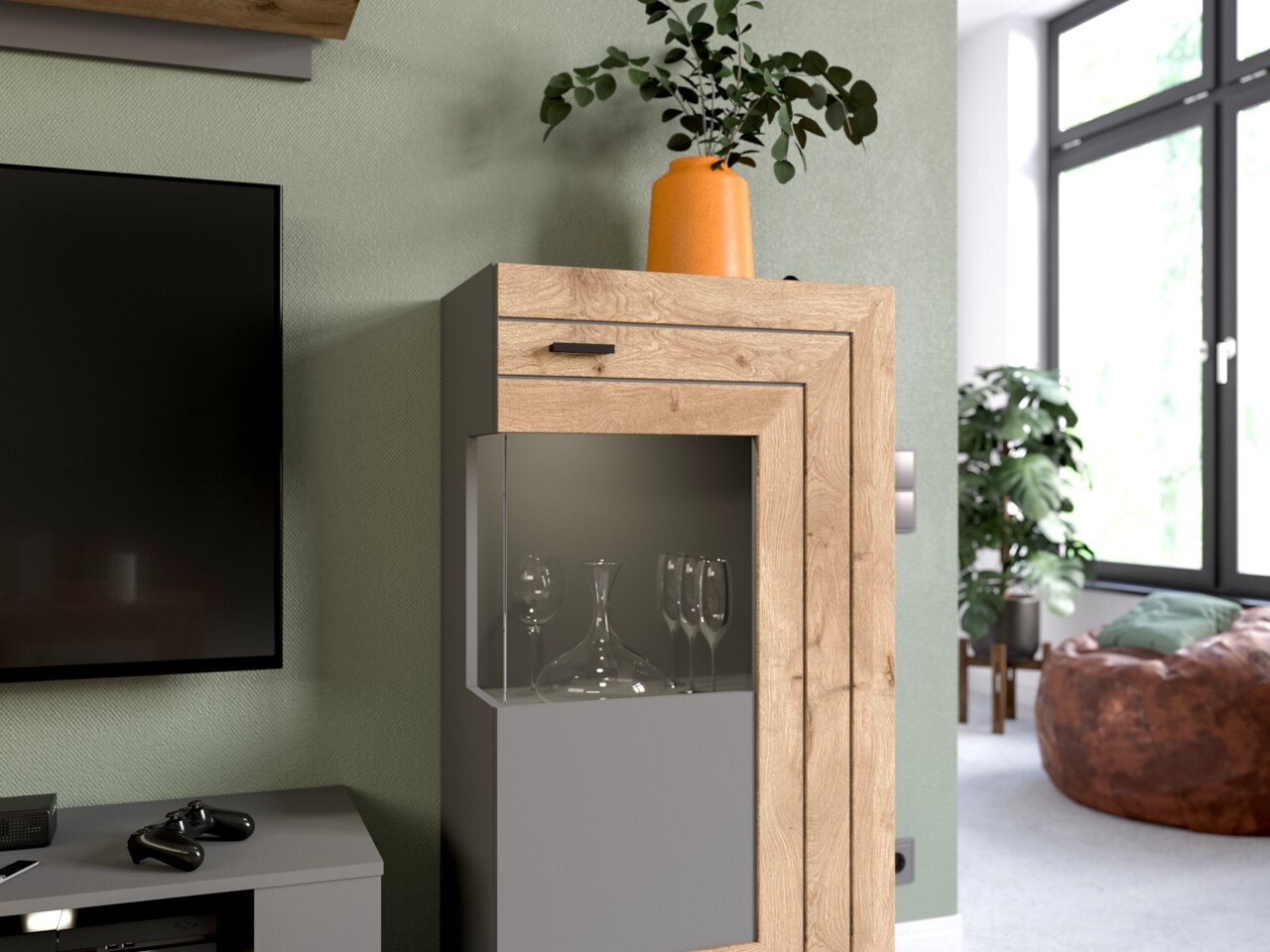 Moderner Standschrank mit Holz- und Glaselementen, dekoriert mit einer Vase auf der Oberseite, seitliche Perspektive.
