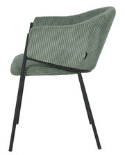 Seitenansicht eines grünen Armlehnstuhls mit geripptem Stoffbezug und schwarzen Metallbeinen.