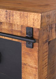 Nahaufnahme eines TV-Lowboards aus Holz mit schwarzem Metallgriff, seitliche Perspektive