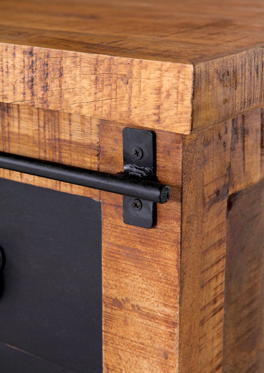 Close-up van een houten tv-kast met zwarte metalen handgreep, gezien vanaf de zijkant