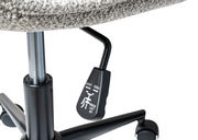 Nahaufnahme eines Drehstuhls mit Fokus auf die Höhenverstellung und die Rollen, seitliche Perspektive.