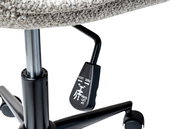 Nahaufnahme eines Drehstuhls mit Fokus auf die Höhenverstellung und die Rollen, seitliche Perspektive.