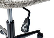 Nahaufnahme eines Drehstuhls mit Fokus auf die Höhenverstellung und die Rollen, seitliche Perspektive.