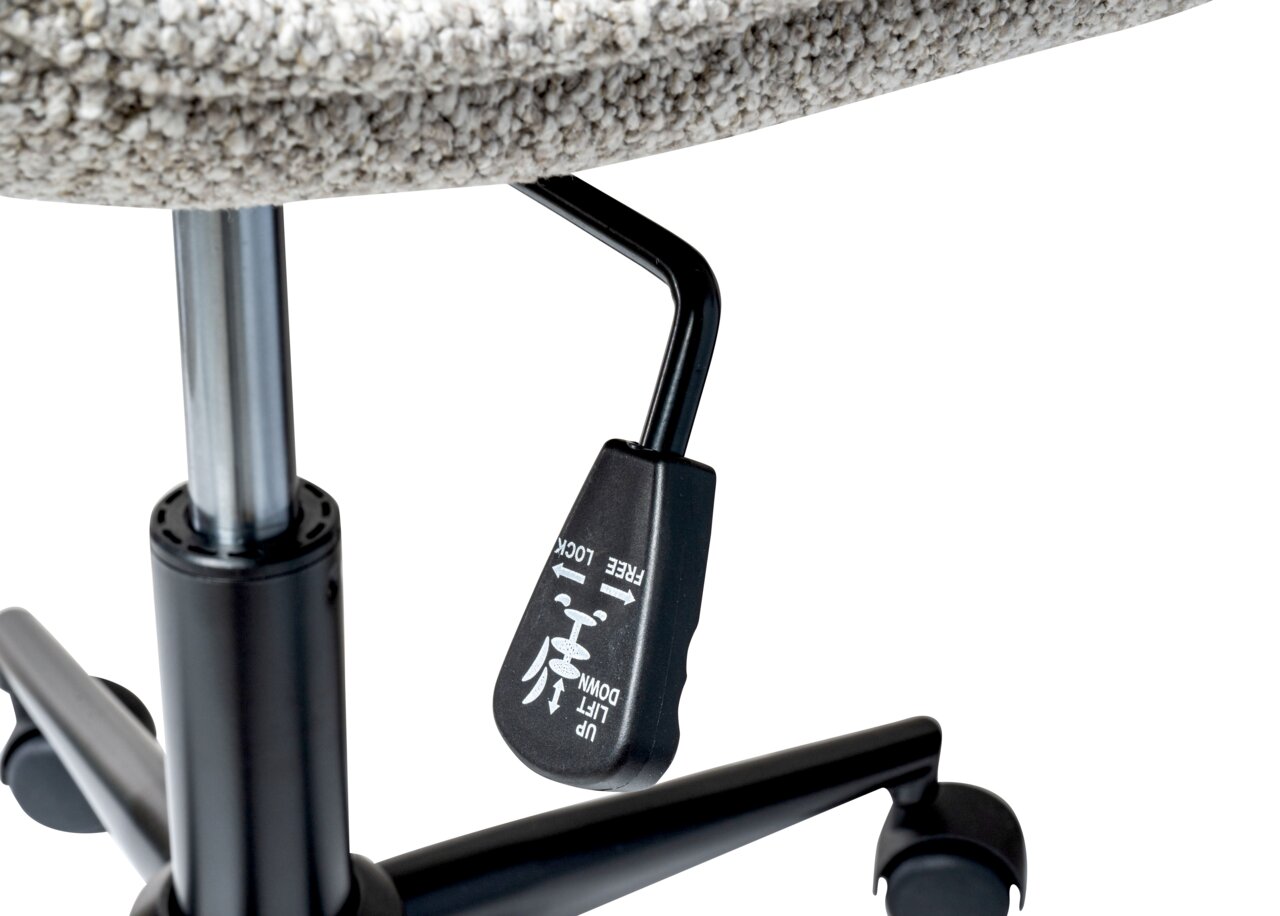 Nahaufnahme eines Drehstuhls mit Fokus auf die Höhenverstellung und die Rollen, seitliche Perspektive.