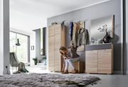 Moderne Garderobenkombination in Holzoptik mit Spiegel, Kleiderhaken und Stauraum, seitliche Perspektive.