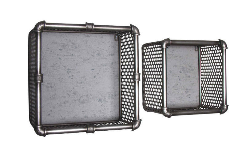 Zwei industrielle Wandregale aus Metall mit Gitterdesign, von oben betrachtet.