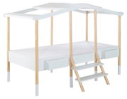 Modernes weißes Kinder-Hochbett mit naturfarbenen Holzpfosten, Hausdach-Rahmen, Matratze, Ablagefächern und dreistufiger Leiter, freigestellt in schräger Vorderansicht.