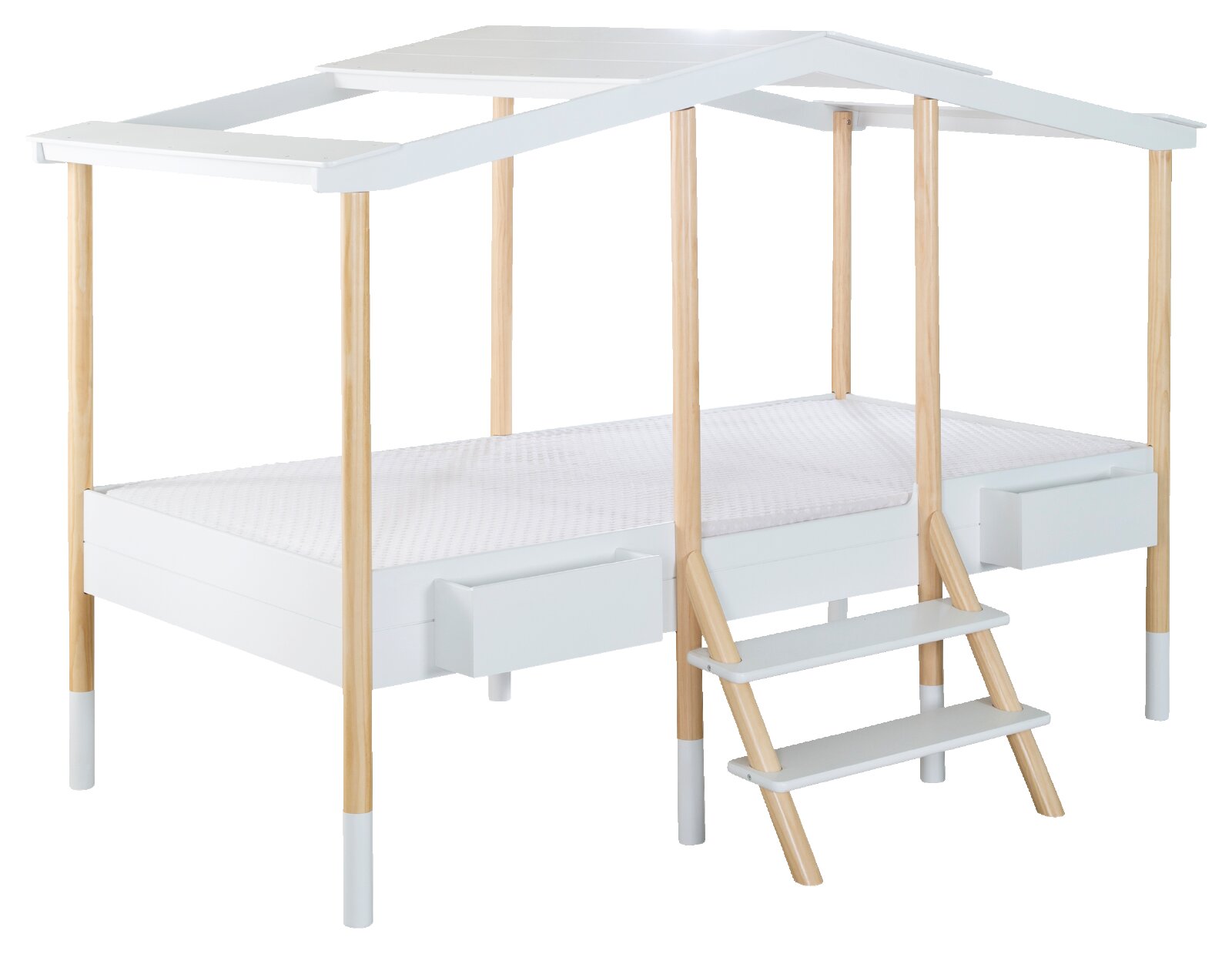 Modernes weißes Kinder-Hochbett mit naturfarbenen Holzpfosten, Hausdach-Rahmen, Matratze, Ablagefächern und dreistufiger Leiter, freigestellt in schräger Vorderansicht.