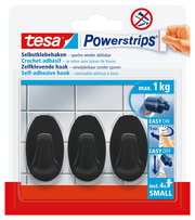 Drei schwarze tesa Powerstrips Haken Small auf einer Verpackung, geeignet für bis zu 1 kg, aus der Vorderansicht.