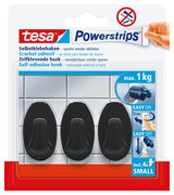 Drei schwarze tesa Powerstrips Haken Small auf einer Verpackung, geeignet für bis zu 1 kg, aus der Vorderansicht.