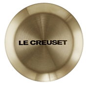 Deckelknopf in Hellgold mit der Aufschrift 'Le Creuset', Ansicht von oben