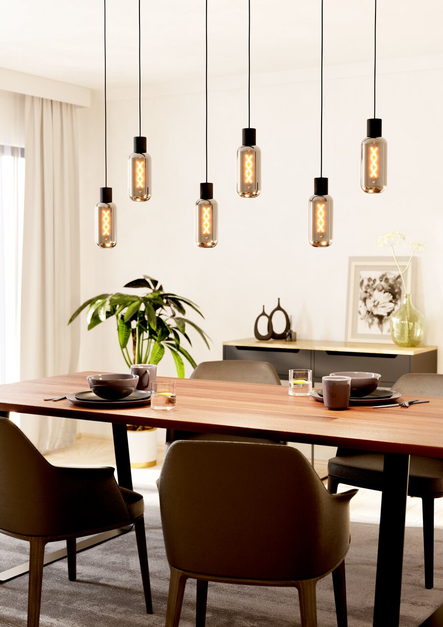 Eglo Leuchten Pendelleuchte MAIONE Moderne Pendelleuchte MAIONE mit sieben hängenden Glühbirnen über einem Esstisch, seitliche Perspektive.