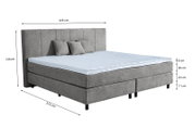 Graues Boxspringbett mit drei Kissen, seitliche Perspektive, Maße: 225 cm Breite, 215 cm Länge, 120 cm Höhe
