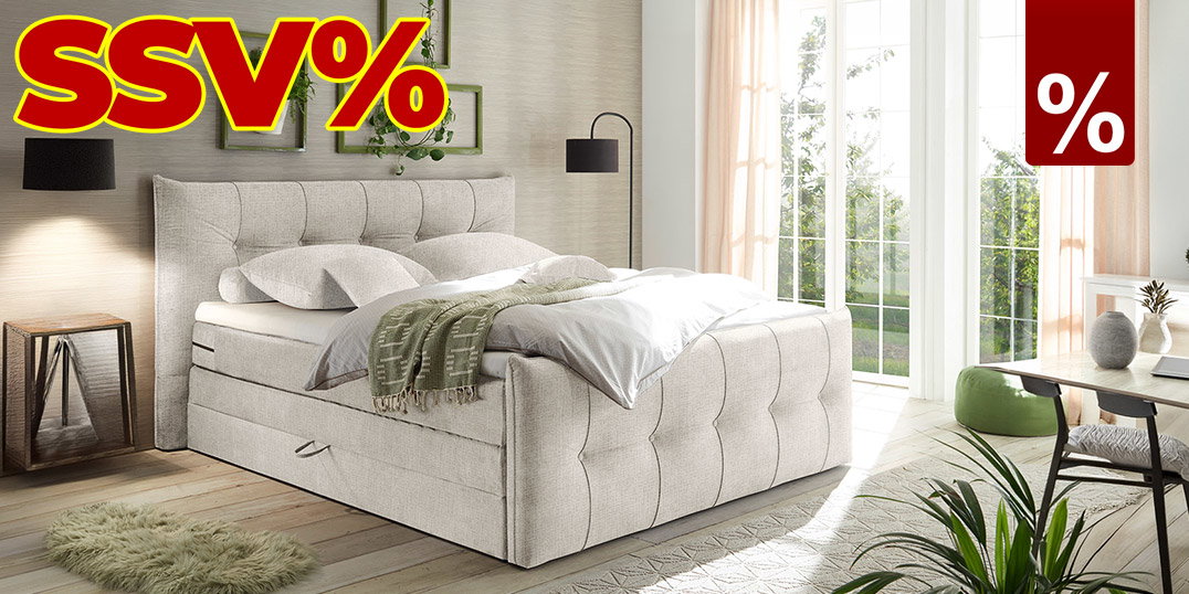 Helles Schlafzimmer mit gepolstertem Boxspringbett, Pflanzen und großem SSV%-Salehinweis.