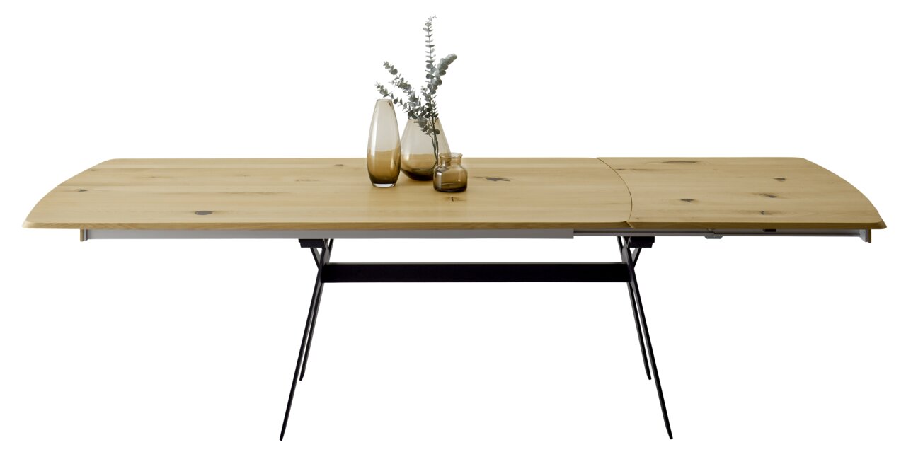 Moderner Esstisch aus Holz mit Metallbeinen, dekoriert mit Glasvasen, seitliche Perspektive.