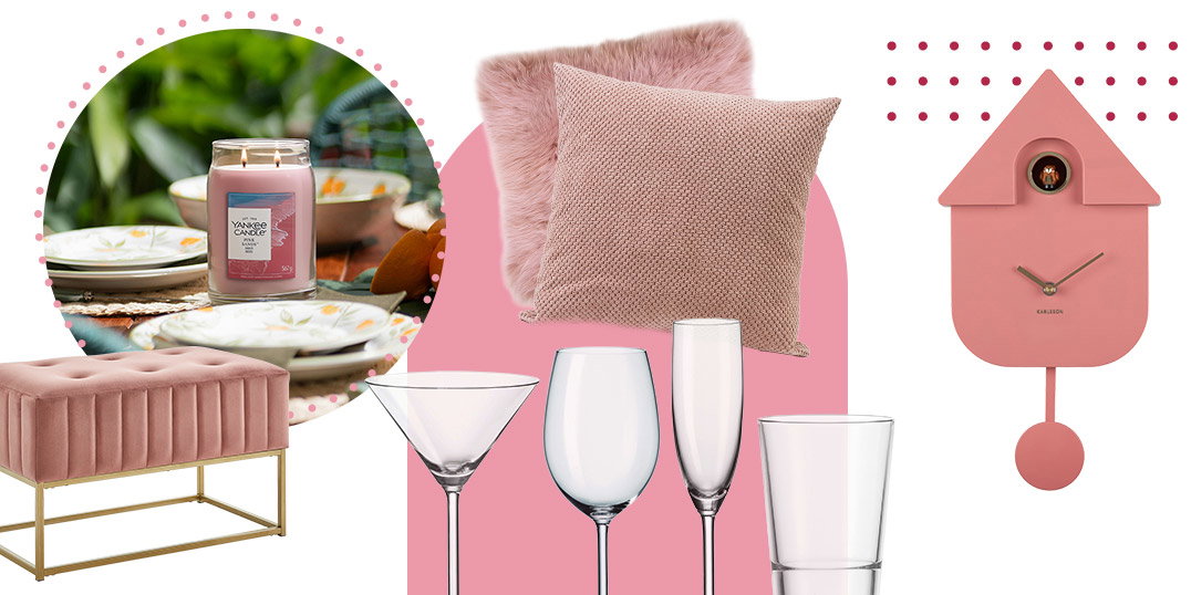Wohninspiration in Rosa mit Duftkerze, Samtbank, Dekokissen, verschiedenen Gläsern und moderner Kuckucksuhr.