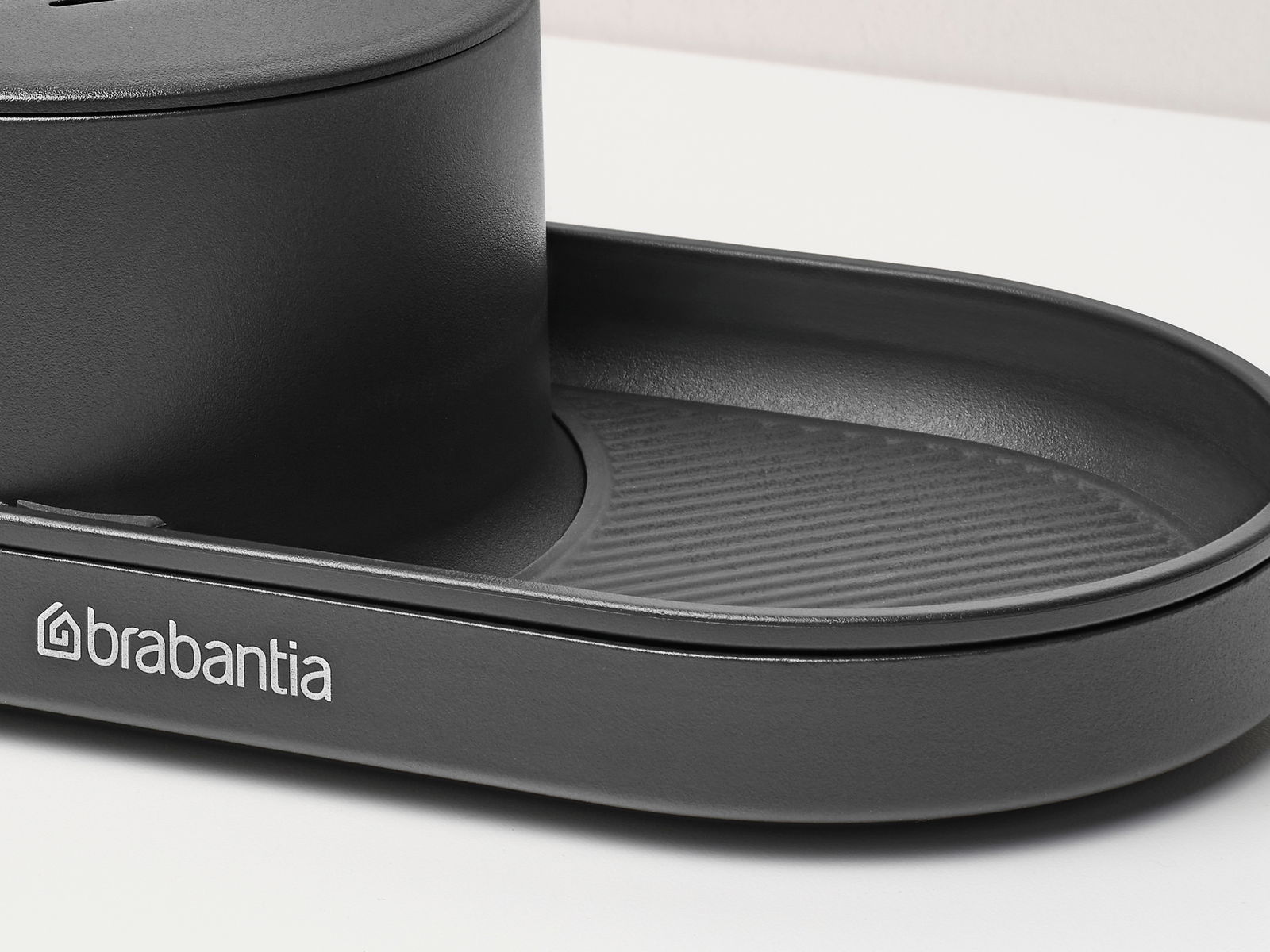 Schwarzer Brabantia Organizer SINKSTYLE aus seitlicher Perspektive, ideal für die Spüle.