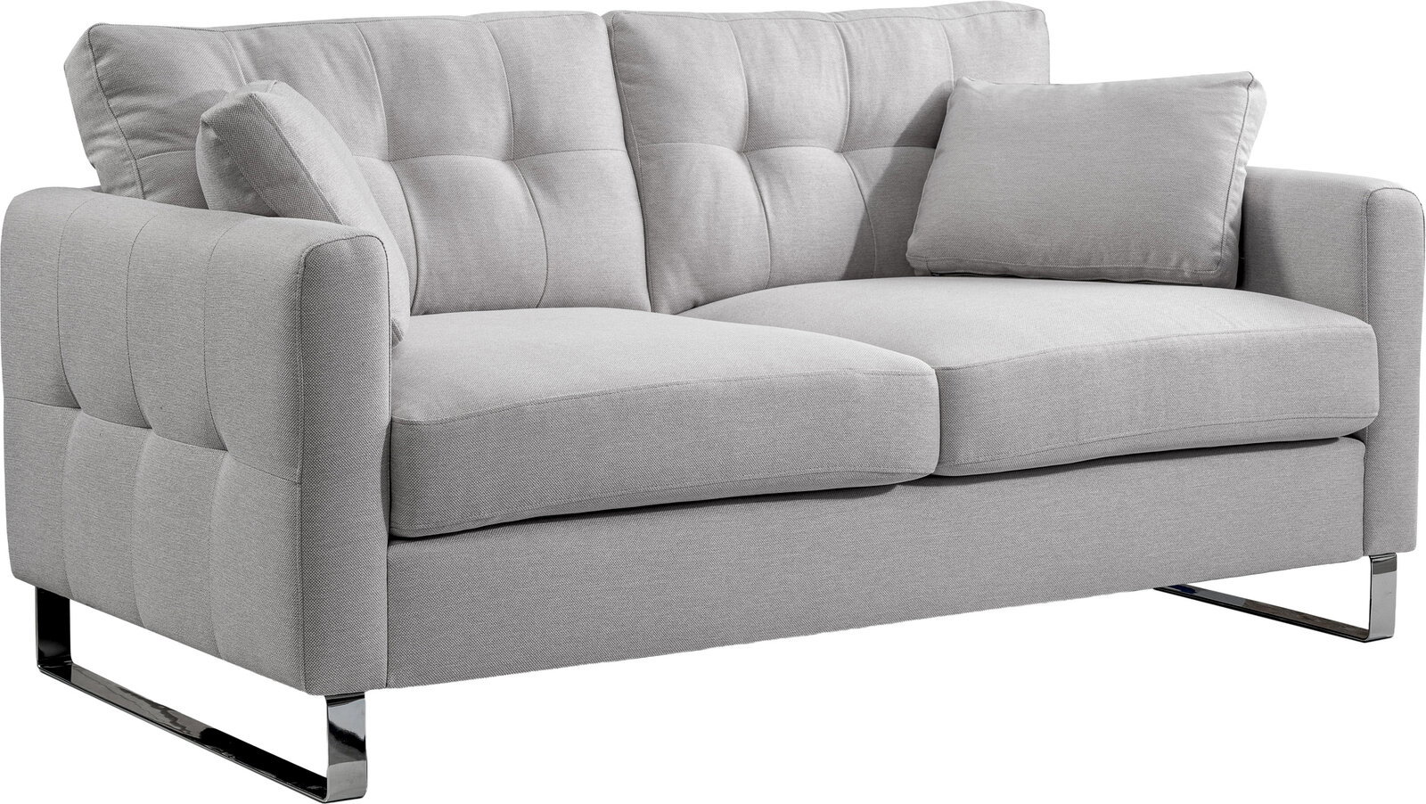 Hellgraues 2-Sitzer-Stoffsofa mit gesteppter Rückenlehne, zwei Sitzkissen, zwei Zierkissen und verchromten Kufenfüßen, freigestellt auf weißem Hintergrund, Perspektive: schräg von vorne links