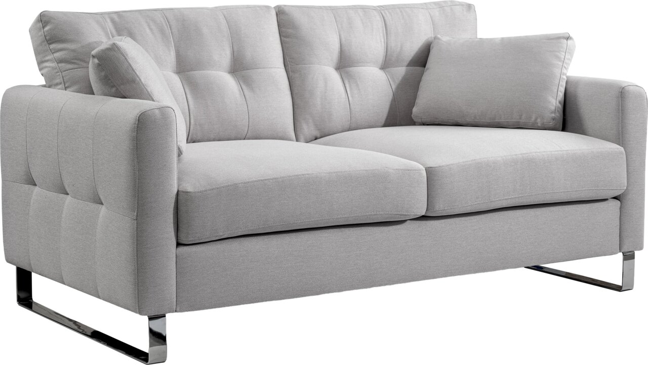 MID.YOU 2 Sitzer HERA Hellgraues 2-Sitzer-Stoffsofa mit gesteppter Rückenlehne, zwei Sitzkissen, zwei Zierkissen und verchromten Kufenfüßen, freigestellt auf weißem Hintergrund, Perspektive: schräg von vorne links