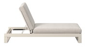 Seitliche Ansicht einer modernen Sonnenliege mit verstellbarer Rückenlehne und beigem Polster.