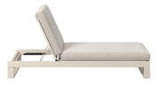 Seitliche Ansicht einer modernen Sonnenliege mit verstellbarer Rückenlehne und beigem Polster.