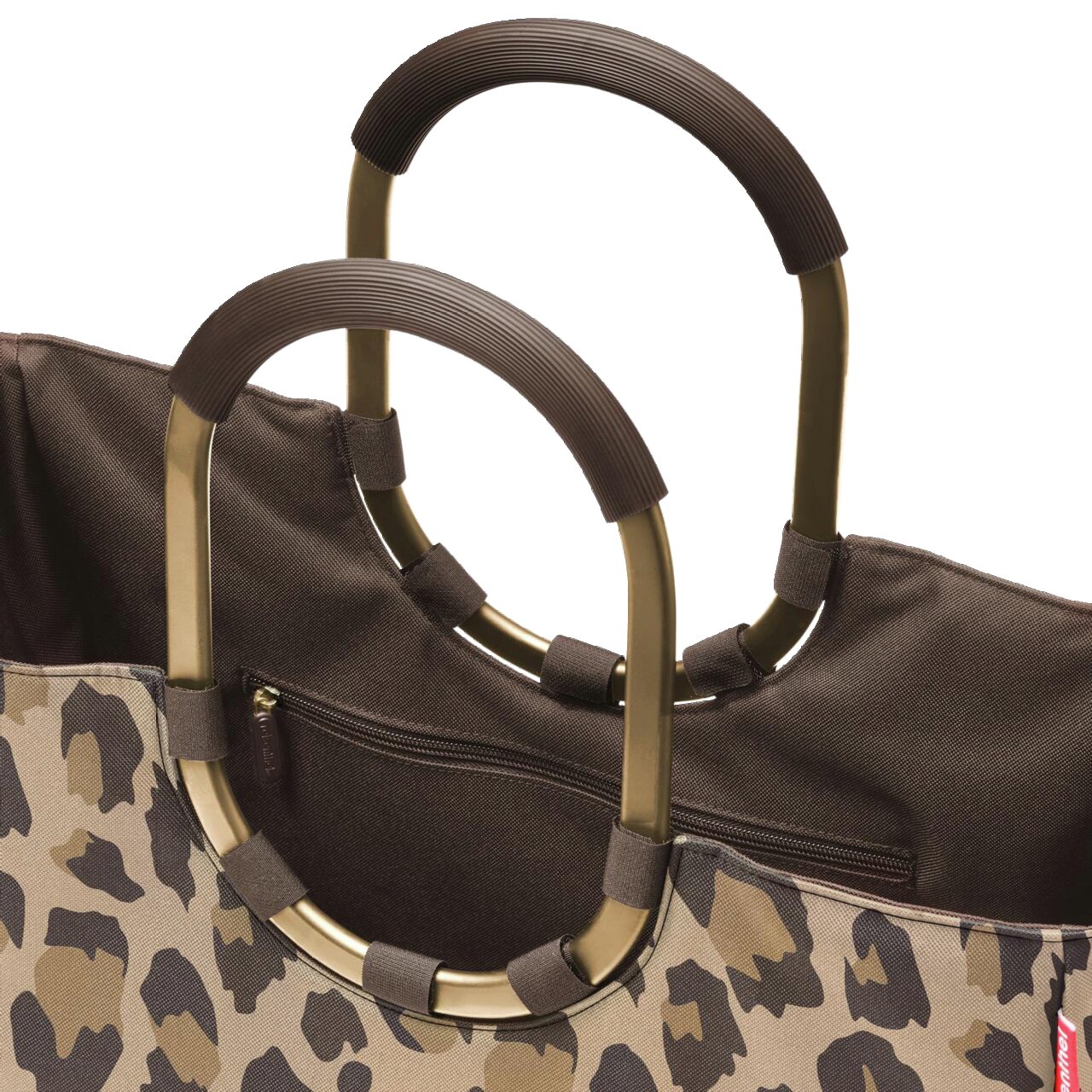 Close-up van een tas met luipaardprint en stevige, ovale metalen handvatten.