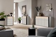 Moderne Kommode in einem stilvollen Wohnzimmer, seitliche Perspektive
