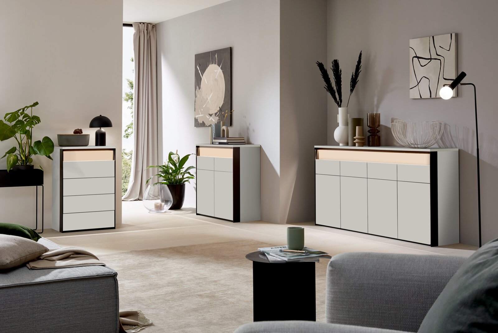 Moderne ladekast in een stijlvolle woonkamer, zijaanzicht