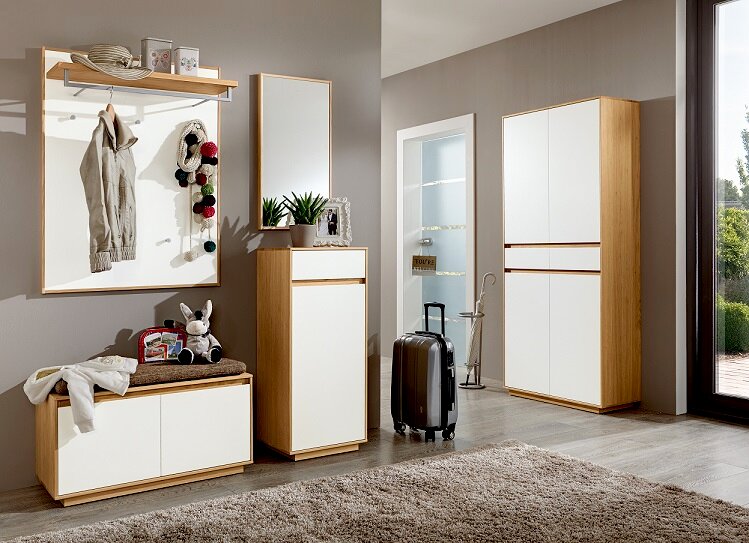 Moderne Garderobeneinrichtung mit Holz- und Weißelementen, bestehend aus Garderobenpaneel, Sitzbank, Spiegel und Schrank, aus der Perspektive eines hellen, einladenden Flurs.