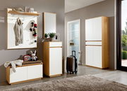 Moderne Garderobeneinrichtung mit Holz- und Weißelementen, bestehend aus Garderobenpaneel, Sitzbank, Spiegel und Schrank, aus der Perspektive eines hellen, einladenden Flurs.