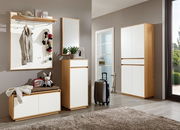 Moderne Garderobeneinrichtung mit Holz- und Weißelementen, bestehend aus Garderobenpaneel, Sitzbank, Spiegel und Schrank, aus der Perspektive eines hellen, einladenden Flurs.