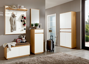 Moderne Garderobeneinrichtung mit Holz- und Weißelementen, bestehend aus Garderobenpaneel, Sitzbank, Spiegel und Schrank, aus der Perspektive eines hellen, einladenden Flurs.