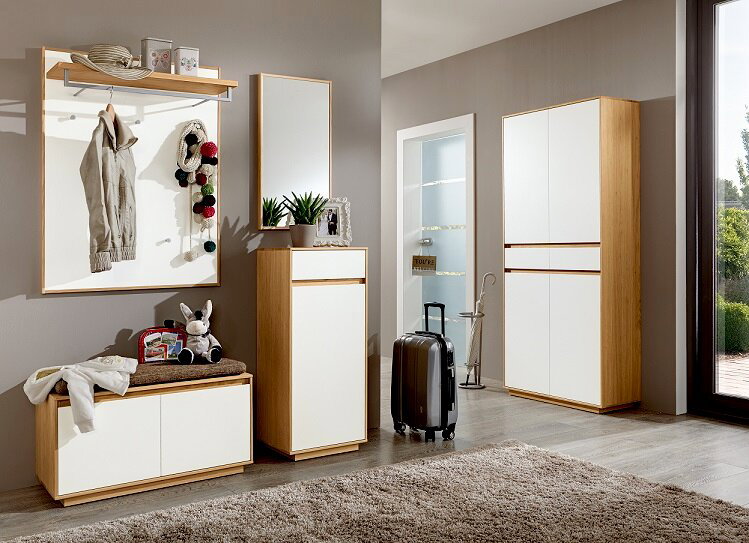 Moderne Garderobeneinrichtung mit Holz- und Weißelementen, bestehend aus Garderobenpaneel, Sitzbank, Spiegel und Schrank, aus der Perspektive eines hellen, einladenden Flurs.