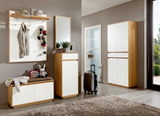 Moderne Garderobeneinrichtung mit Holz- und Weißelementen, bestehend aus Garderobenpaneel, Sitzbank, Spiegel und Schrank, aus der Perspektive eines hellen, einladenden Flurs.