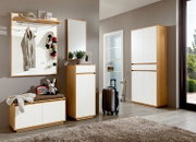 Moderne Garderobeneinrichtung mit Holz- und Weißelementen, bestehend aus Garderobenpaneel, Sitzbank, Spiegel und Schrank, aus der Perspektive eines hellen, einladenden Flurs.
