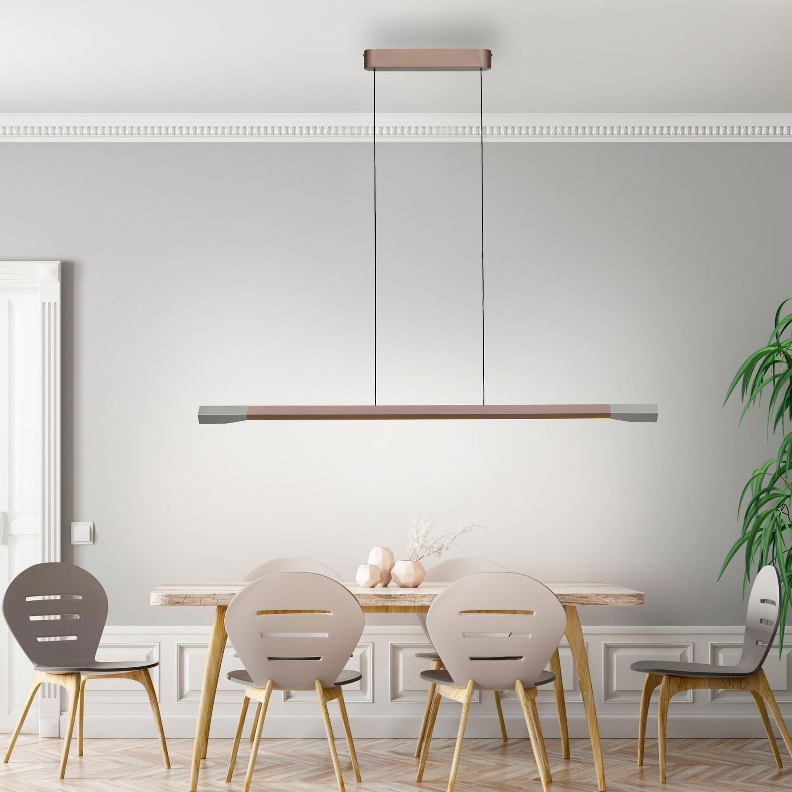 Moderne LED-Pendelleuchte über einem Esstisch, seitliche Perspektive